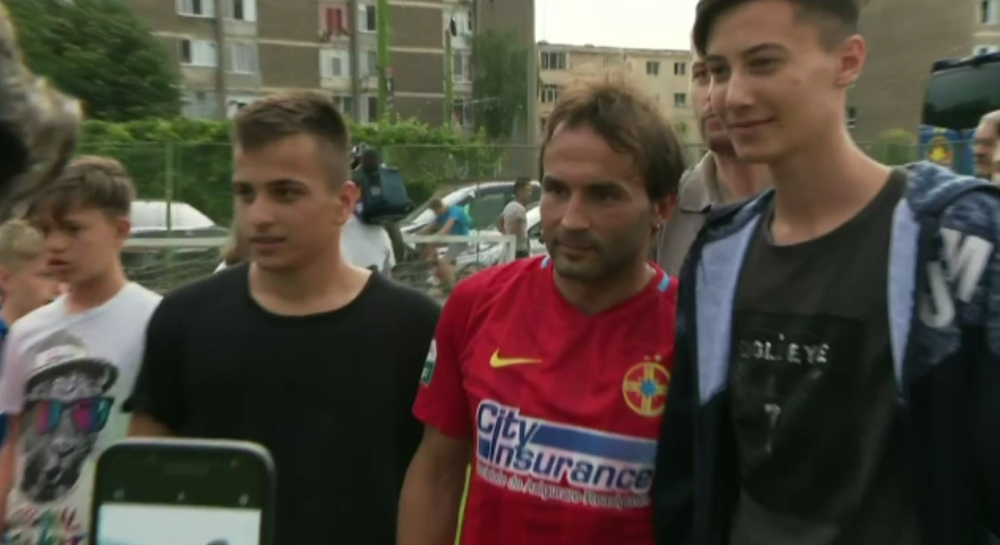 FOTO | Budescu si "Mbappe" Coman, asaltati de fani la Brasov, dupa amicalul castigat. Budescu, in centrul atentiei_3