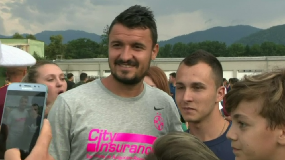 FOTO | Budescu si "Mbappe" Coman, asaltati de fani la Brasov, dupa amicalul castigat. Budescu, in centrul atentiei_8