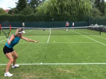 
	Wimbledon 2018. Simona Halep intra in scena: &quot;Primul antrenament de la Roland Garros!&quot; VIDEO
