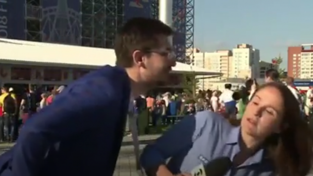 
	Agresata in timp ce transmitea live de la Cupa Mondiala! Imagini incredibile cu o jurnalista din Brazilia | VIDEO
