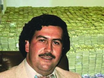 
	Cum arata mormantul lui Pablo Escobar, cu gresie Versace, braduleti si pietre funerare placate cu aur
