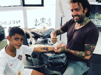 &quot;Tati, asta e pentru tine&quot;. Cristiano Jr. si-a facut un tatuaj in timp ce tatal sau joaca la Mondial. Ce si-a desenat pe mana