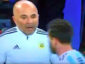 
	&quot;Il bag pe Kun?!&quot; Dialogul incredibil dintre Sampaoli si Messi, surprins de camere la Argentina - Nigeria
