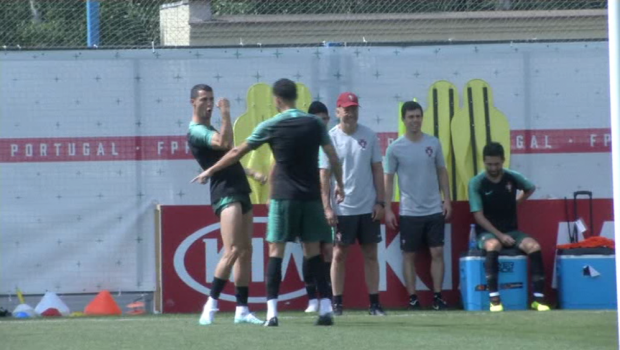 
	CM 2018 // &quot;SIIII!&quot; Cristiano Ronaldo a sutat ca Budescu din spatele portii! Cum s-a dus mingea: VIDEO
