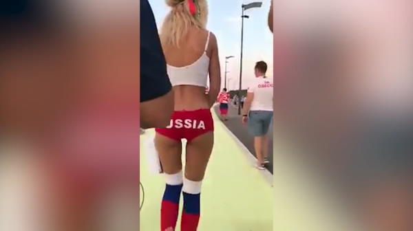 Nemchinova Fata care a innebunit Mondialul! VIDEO: Ce se intampla cand ajunge in mijlocul unui grup de suporteri 