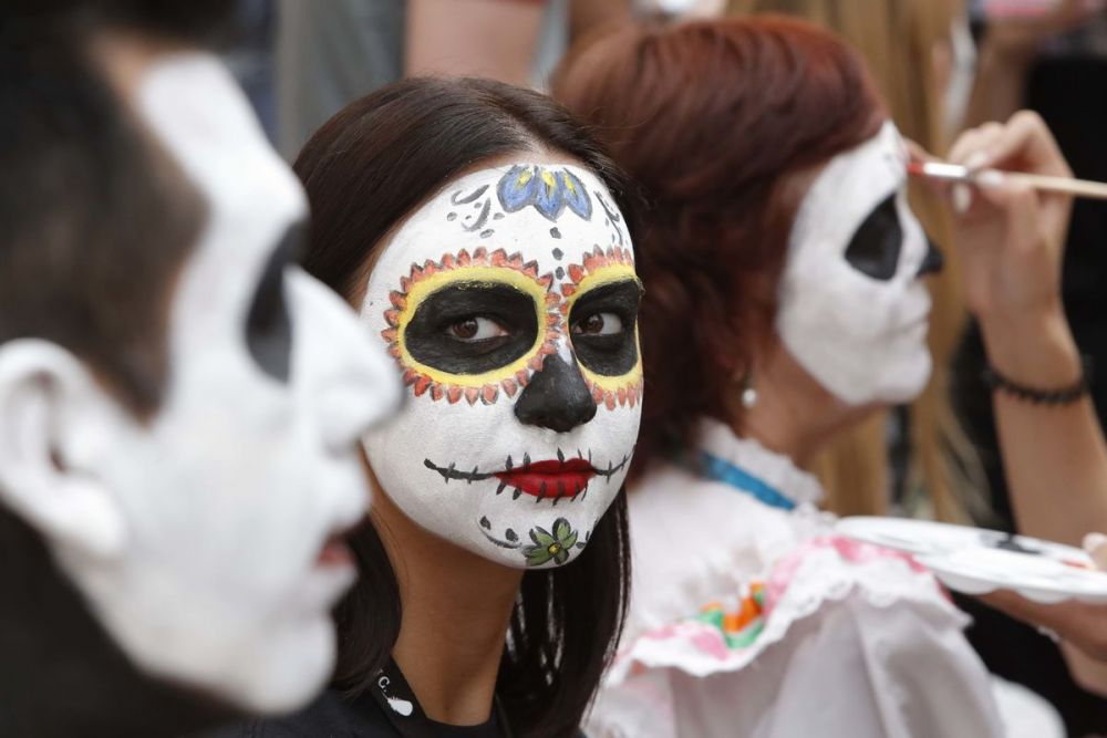 GALERIE FOTO | Mexicanii au sarbatorit "Dia de muertos" pe strazile din Moscova_13