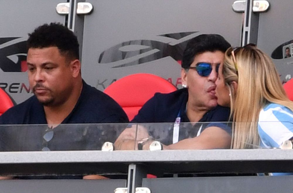 Imaginea zilei: Maradona e in filmul lui! Iubita de 27 de ani nu l-a mai lasat singur la meci :)_1