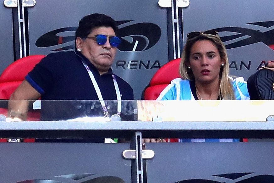 Imaginea zilei: Maradona e in filmul lui! Iubita de 27 de ani nu l-a mai lasat singur la meci :)_4
