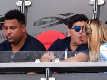 
	Imaginea zilei: Maradona e in filmul lui! Iubita de 27 de ani nu l-a mai lasat singur la meci :)
