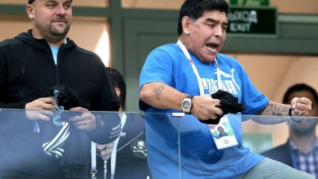 
	Maradona vrea sa se intoarca pe banca Argentinei dupa dezastrul de la Mondial: &quot;As face-o pe gratis! Inima mea e grea!&quot; 
