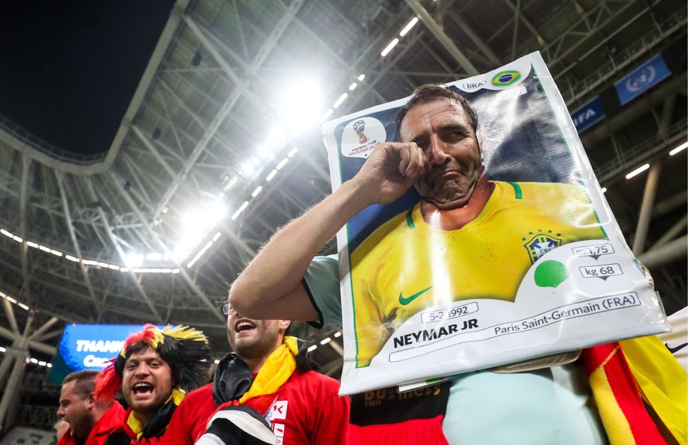 IMAGINEA MONDIALULUI | Cum au fost surprinsi doi suporter la finalul meciului Brazilia - Belgia! Nu sustineau niciuna dintre echipe_2