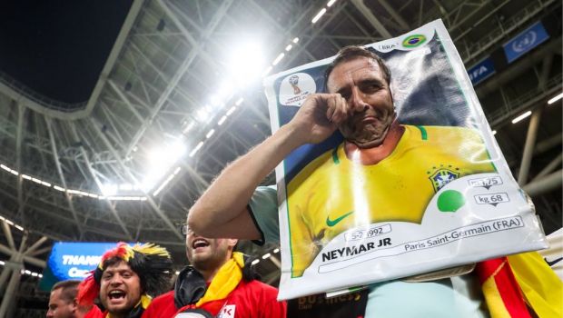 
	IMAGINEA MONDIALULUI | Cum au fost surprinsi doi suporter la finalul meciului Brazilia - Belgia! Nu sustineau niciuna dintre echipe

