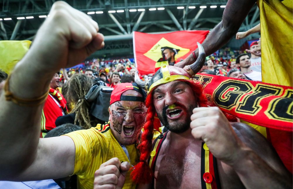 IMAGINEA MONDIALULUI | Cum au fost surprinsi doi suporter la finalul meciului Brazilia - Belgia! Nu sustineau niciuna dintre echipe_5