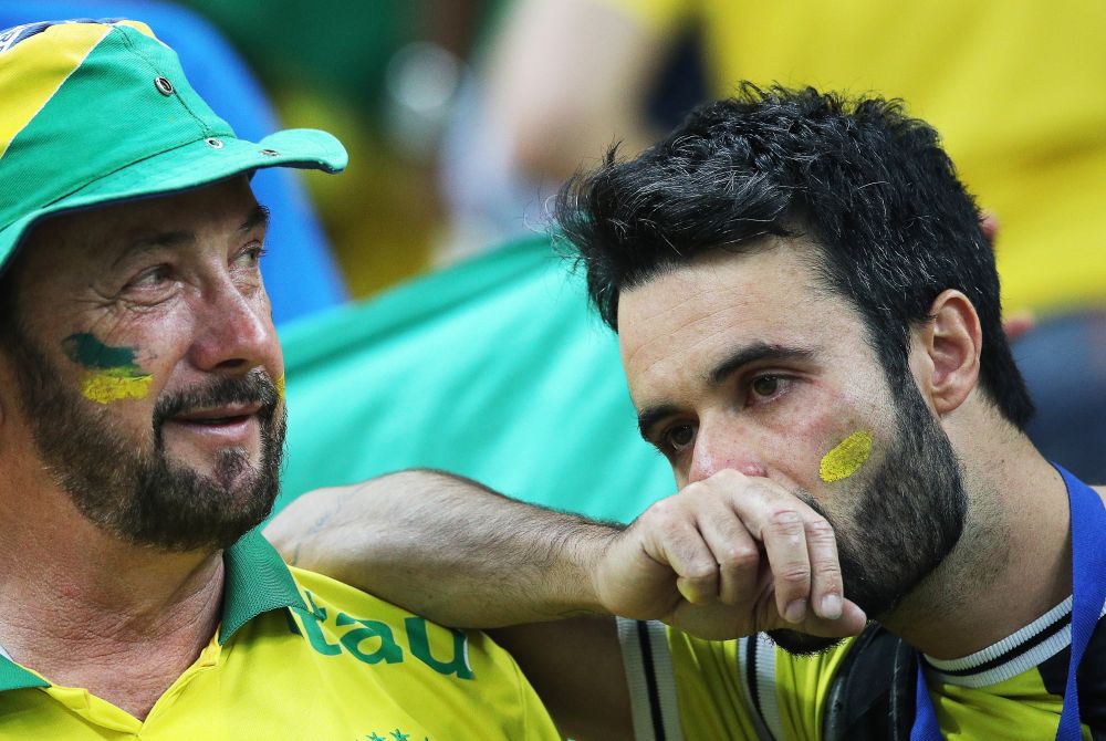 IMAGINEA MONDIALULUI | Cum au fost surprinsi doi suporter la finalul meciului Brazilia - Belgia! Nu sustineau niciuna dintre echipe_6