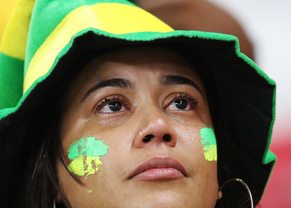 IMAGINEA MONDIALULUI | Cum au fost surprinsi doi suporter la finalul meciului Brazilia - Belgia! Nu sustineau niciuna dintre echipe_7
