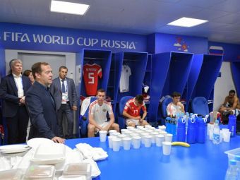 
	REACTIA lui Vladimir Putin dupa ce Rusia a fost eliminata de la Cupa Mondiala! Medvedev a facut anuntul in vestiar imediat dupa meci

