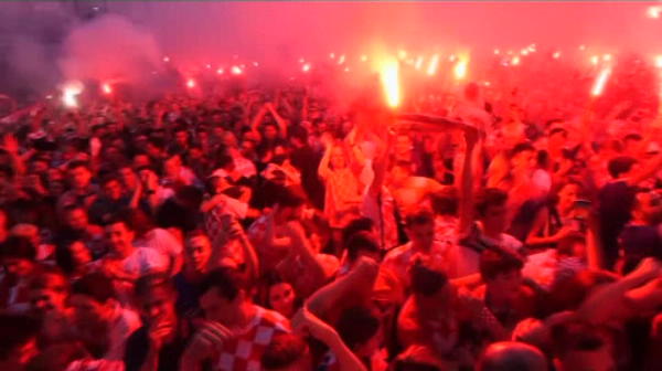 Croatii au petrecut toata noaptea! Imagini FANTASTICE de la Zagreb de la victoria cu Rusia