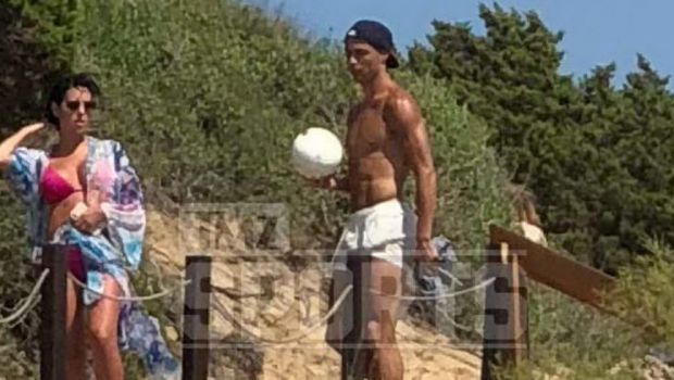 
	Ce face Cristiano Ronaldo in asteptarea transferului la Juventus! Cum a fost surprins pe plaja privata din Grecia. VIDEO
