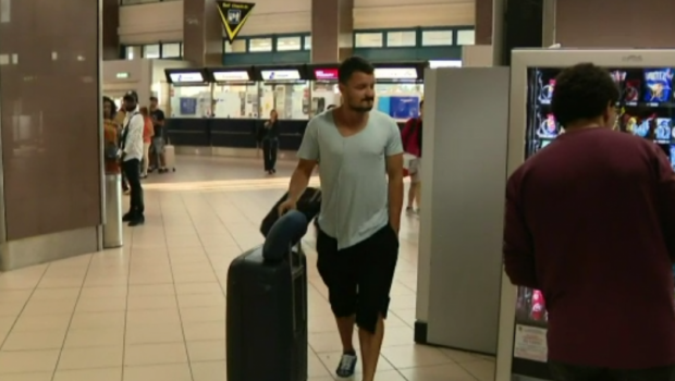 
	Toata lumea s-a uitat la picioarele lui Budescu pe aeroport! :)) Cum a venit incaltat
