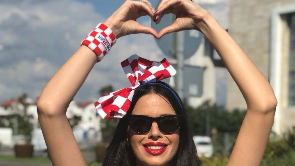 Cea mai SEXY fana a Croatiei e gata de finala cu Franta! Cine este femeia care a cucerit Rusia_6