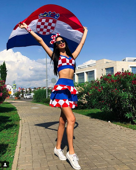 Cea mai SEXY fana a Croatiei e gata de finala cu Franta! Cine este femeia care a cucerit Rusia_4