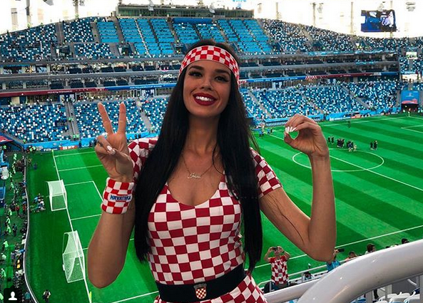Cea mai SEXY fana a Croatiei e gata de finala cu Franta! Cine este femeia care a cucerit Rusia_5