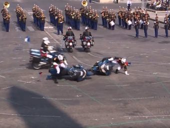 
	Ca-n filmele cu Le Gendarme :) Moment haios la defilarea de ziua nationala a Frantei: doi politisti pe motociclete au facut accident
