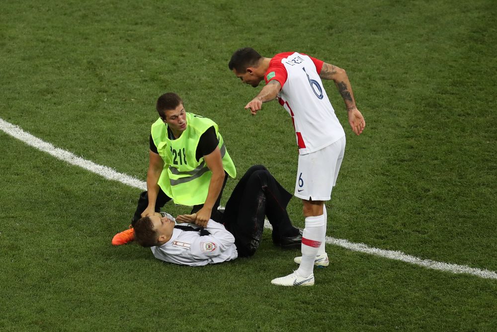 FOTO | IMAGINILE FINALEI: prima bresa de securitate a aparut chiar in finala Mondialului! Lovren a sarit la bataie: a lovit cu pumnul unul dintre fanii intrati pe teren_1