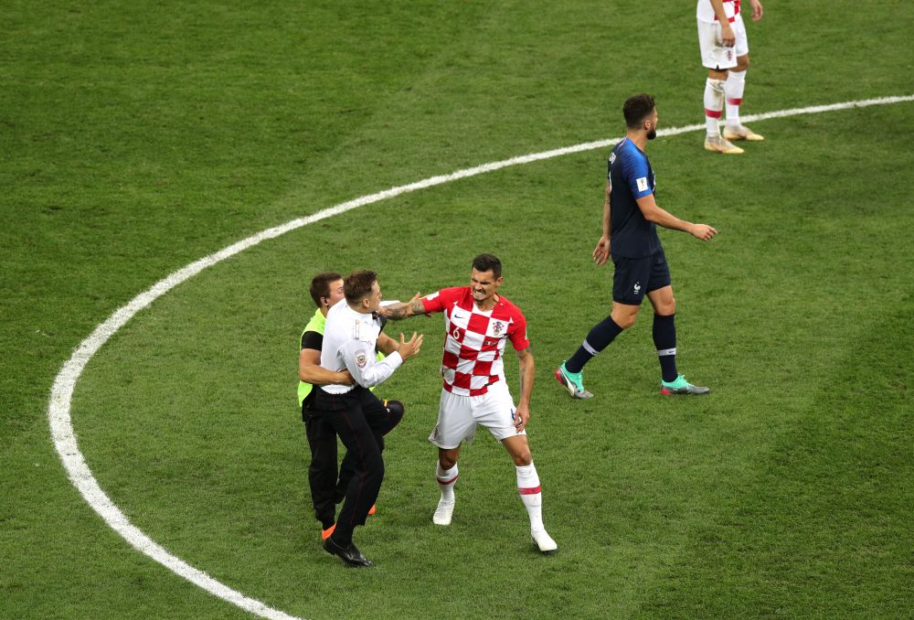 FOTO | IMAGINILE FINALEI: prima bresa de securitate a aparut chiar in finala Mondialului! Lovren a sarit la bataie: a lovit cu pumnul unul dintre fanii intrati pe teren_2