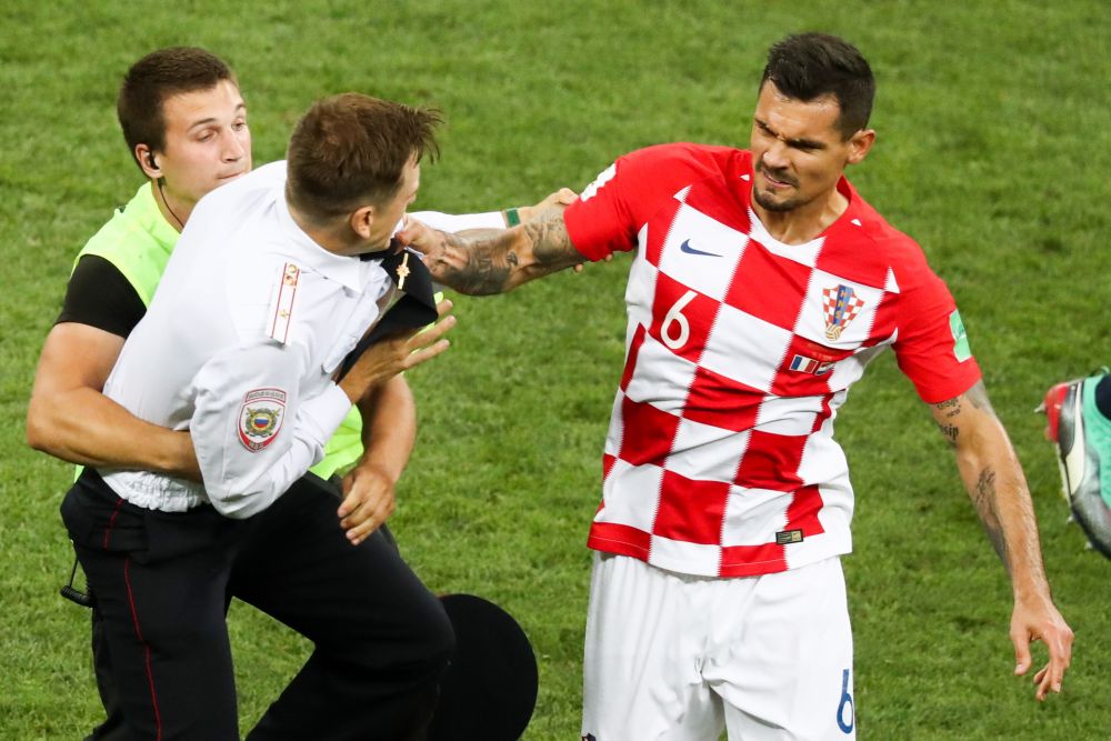 FOTO | IMAGINILE FINALEI: prima bresa de securitate a aparut chiar in finala Mondialului! Lovren a sarit la bataie: a lovit cu pumnul unul dintre fanii intrati pe teren_3
