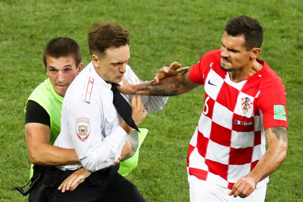 FOTO | IMAGINILE FINALEI: prima bresa de securitate a aparut chiar in finala Mondialului! Lovren a sarit la bataie: a lovit cu pumnul unul dintre fanii intrati pe teren_4
