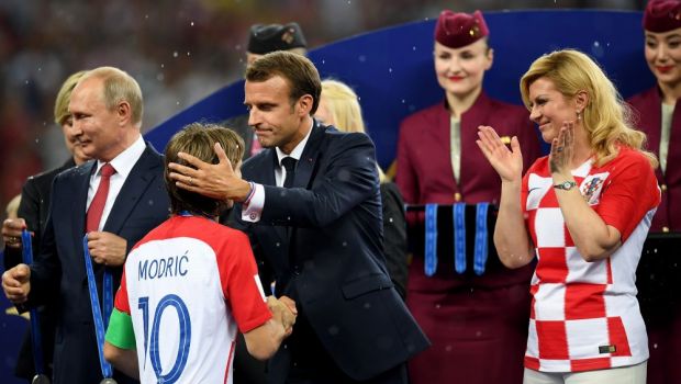 
	Cum a fost surprins Emmanuel Macron! A mers in vestiarul Croatiei dupa finala Mondialului | IMAGINEA ZILEI
