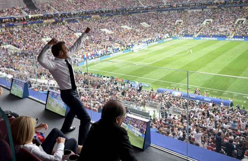 Imagine FABULOASA in vestiarul Frantei! Cum a fost surprins presedintele Macron dupa finala Cupei Mondiale! FOTO_2