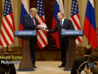 Cei mai puternici oameni din lume s-au jucat cu mingea Mondialului. Putin i-a facut-o cadou lui Trump!