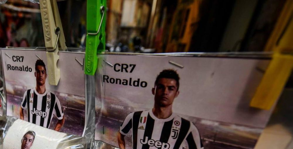 Ronaldo, INAMICUL public numarul 1 la Napoli! FABULOS! Ce au inceput sa vanda napoletanii pe strazi dupa transferul portughezului. FOTO_2