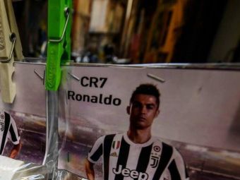 
	Ronaldo, INAMICUL public numarul 1 la Napoli! FABULOS! Ce au inceput sa vanda napoletanii pe strazi dupa transferul portughezului. FOTO

