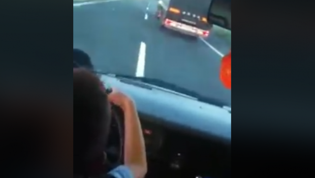 
	Copilul din Romania care a depasit cu 120 km/h un camion pe autostrada! Politia s-a sesizat imediat! VIDEO

