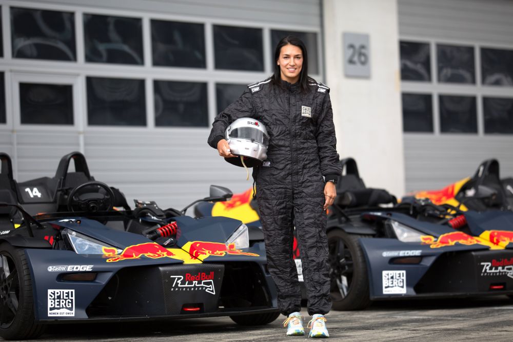 VIDEO | Cristina Neagu a pilotat cu peste 200 km/h pe circuitul unde se organizeaza cursa de Formula 1 din Austria_3