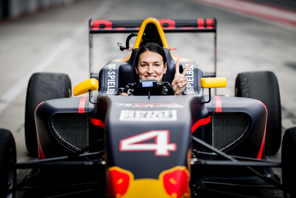VIDEO | Cristina Neagu a pilotat cu peste 200 km/h pe circuitul unde se organizeaza cursa de Formula 1 din Austria_5
