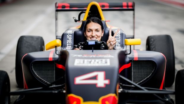 
	VIDEO | Cristina Neagu a pilotat cu peste 200 km/h pe circuitul unde se organizeaza cursa de Formula 1 din Austria
