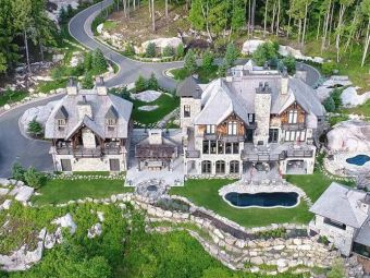 
	Cea mai frumoasa casa din tara a fost scoasa la vanzare pentru 22 milioane $! O legenda a sportului o detine
