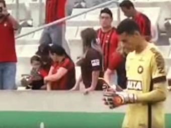 
	Un portar brazilian si-a scos telefonul mobil in timpul meciului... si a chemat Uber! Ce s-a intamplat imediat dupa gestul sau
