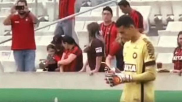 
	Un portar brazilian si-a scos telefonul mobil in timpul meciului... si a chemat Uber! Ce s-a intamplat imediat dupa gestul sau
