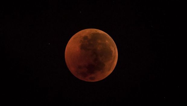 
	Cea mai lunga eclipsa de Luna a secolului: a durat 103 minute! Cand va avea loc urmatorul eveniment vizibil si in Romania
