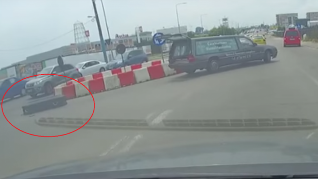 
	VIDEO // Incident macabru in Constanta: o masina de pompe funebre a scapat sicriul in sensul giratoriu

