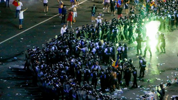 
	Galeriile echipelor de fotbal, vinovate pentru violentele din Piata Victoriei! Reactia Jandarmeriei dupa incidente
