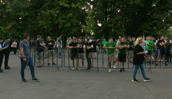 FOTO: Suporterii Rapid Viena au ajuns la stadion, cu doua ore inainte de meci // Cati vor fi in tribune_5