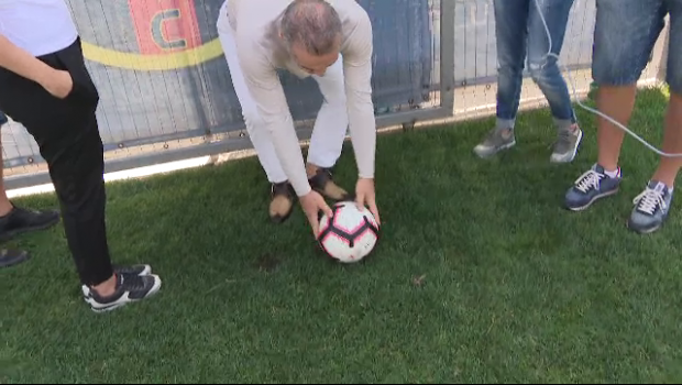 
	Gigi Becali, gata sa intre si el pe teren :)) S-a oprit in timpul interviului sa dea un sut in minge! Unde a trimis mingea VIDEO
