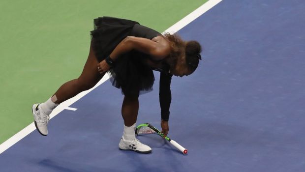 
	SCANDAL MONSTRU in finala US Open! Serena s-a certat cu arbitrul si a fost penalizata cu un game! Osaka a izbucnit in lacrimi: &quot;Imi cer scuze ca am castigat!&quot; 
