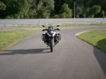 
	Viitorul e AICI! BMW a construit prima motocicleta care merge fara pilot! Cum se descurca pe sosea: VIDEO
